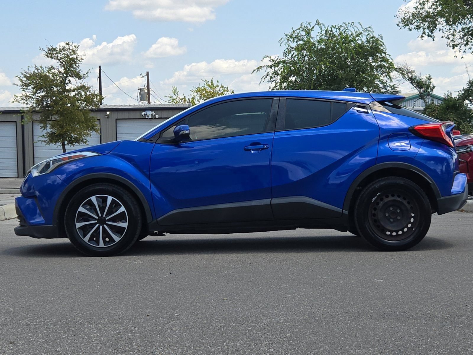Used 2019 Toyota C-HR LE FWD image 2