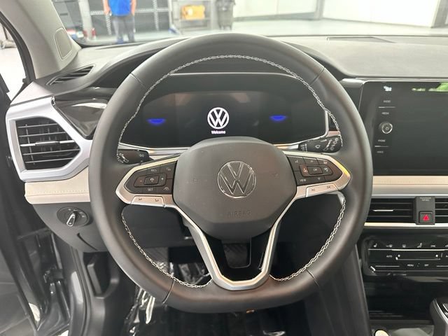Used 2025 Volkswagen Taos SE AWD/4WD image 4