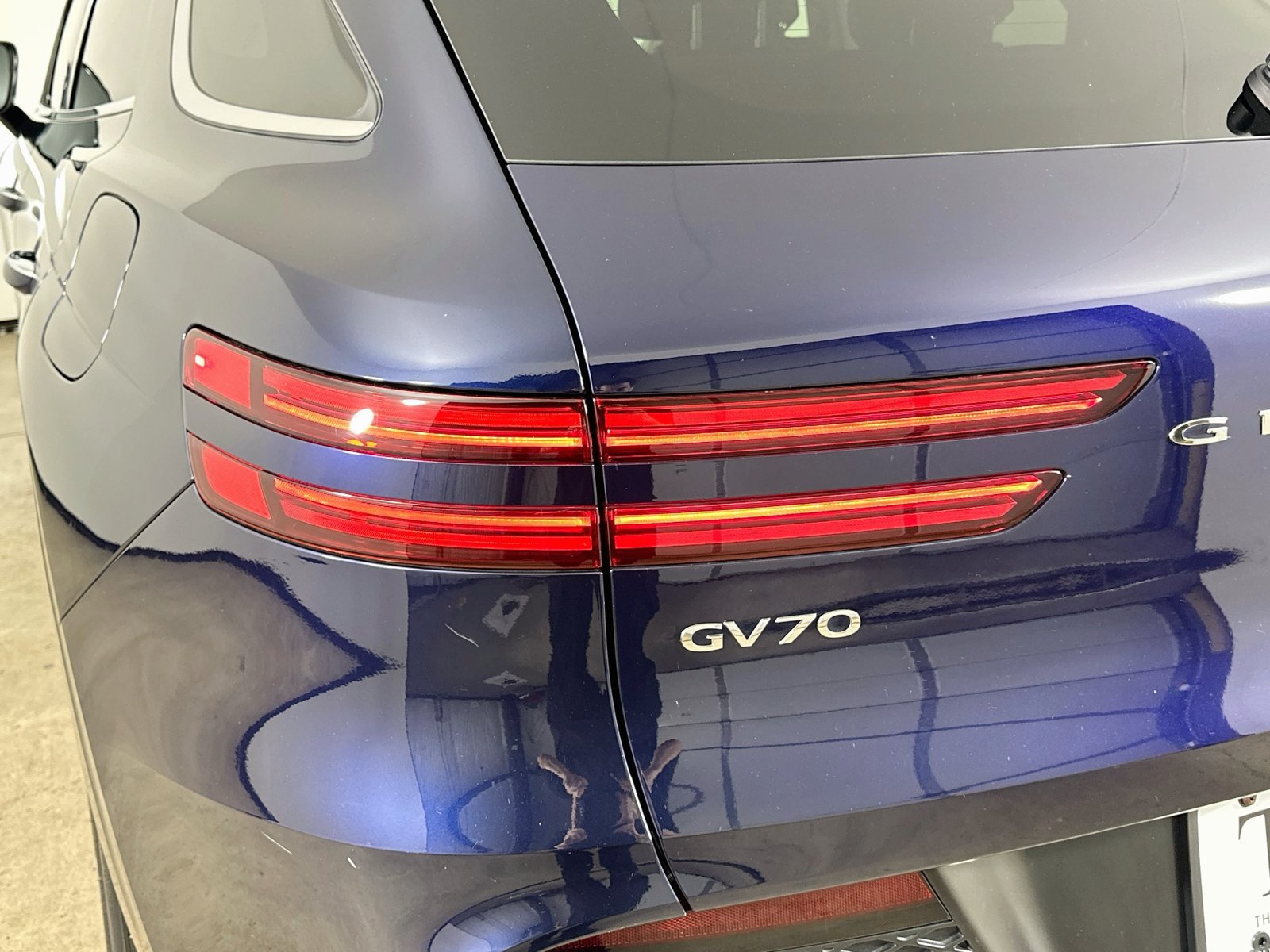 Used 2024 Genesis GV70 2.5T AWD/4WD image 12