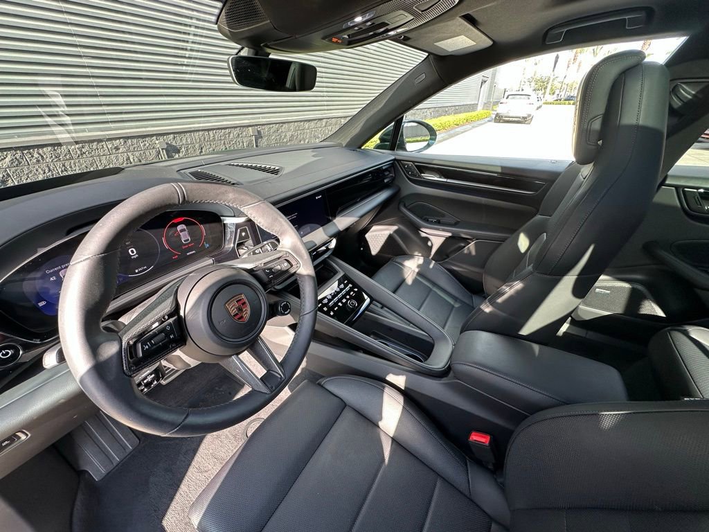 Used 2025 Porsche Macan Electric image 4