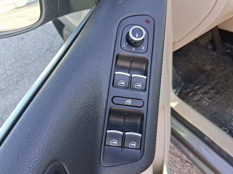 Used 2011 Volkswagen Tiguan S image 33