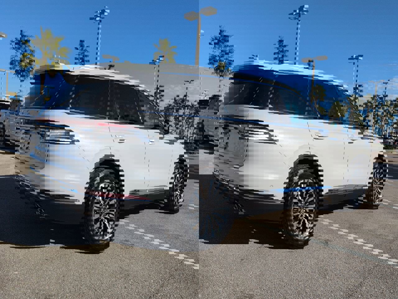 Certified 2022 Lincoln Aviator Reserve w/ Equipment Group 201A image 4