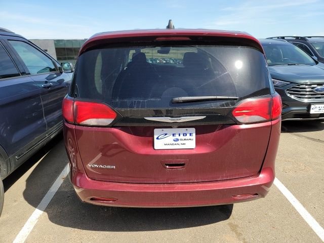 Used 2023 Chrysler Voyager LX image 3