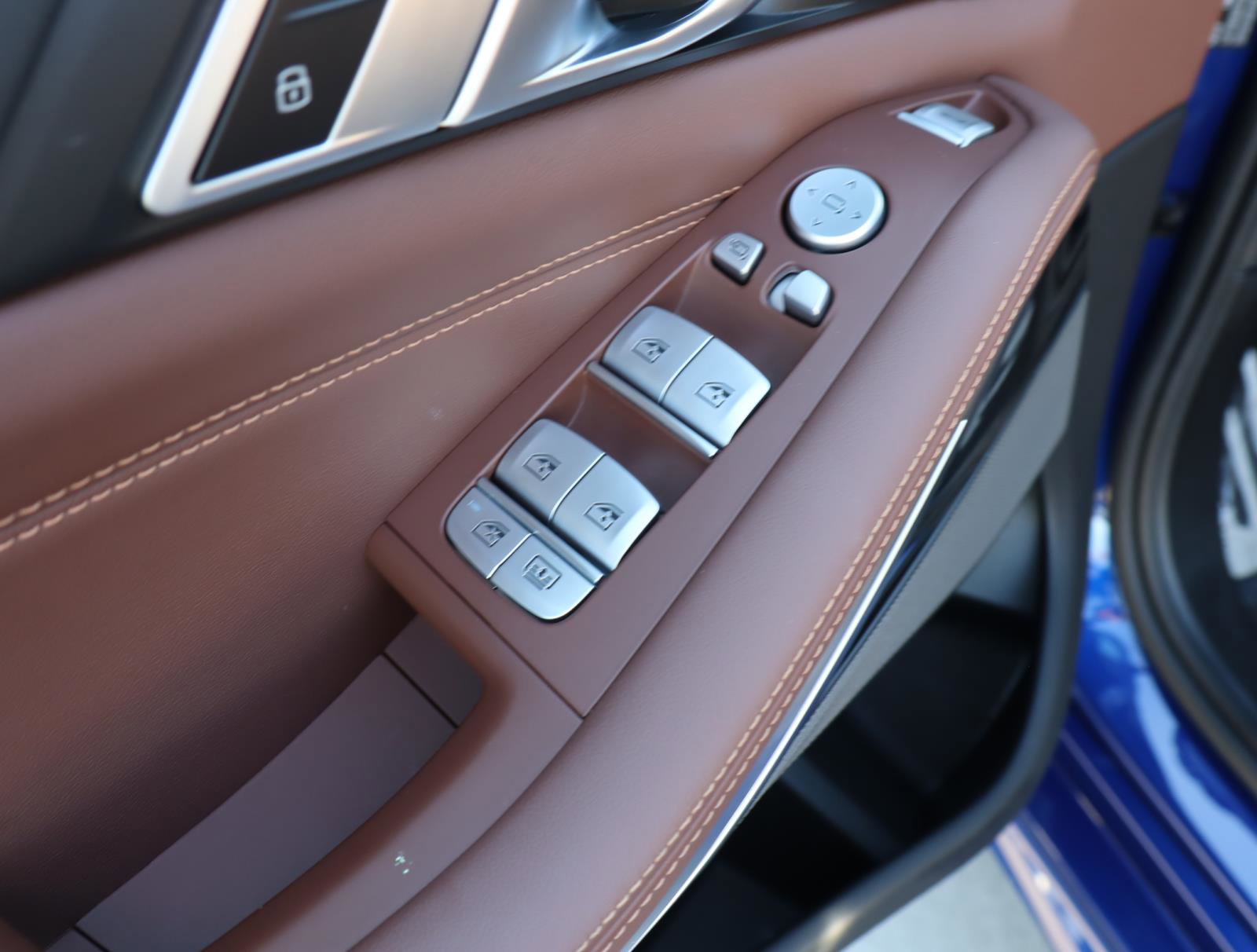 Used 2025 BMW X7 M60i w/ Executive Package image 18