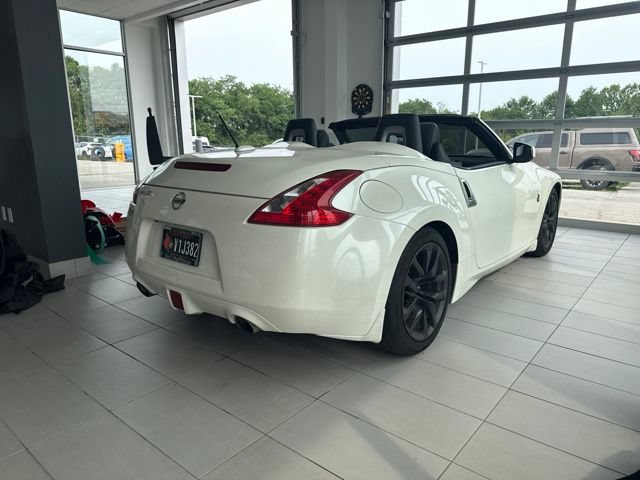 Used 2016 Nissan 370Z Touring RWD image 3