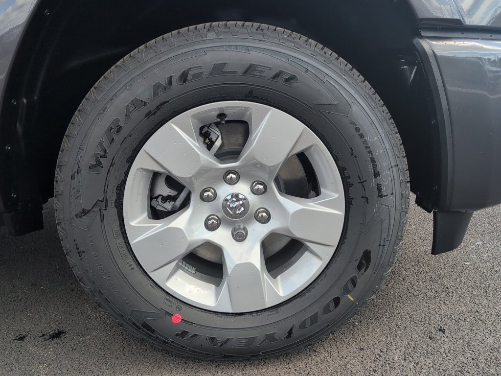 New 2025 RAM 1500 4x4 Crew Cab image 9