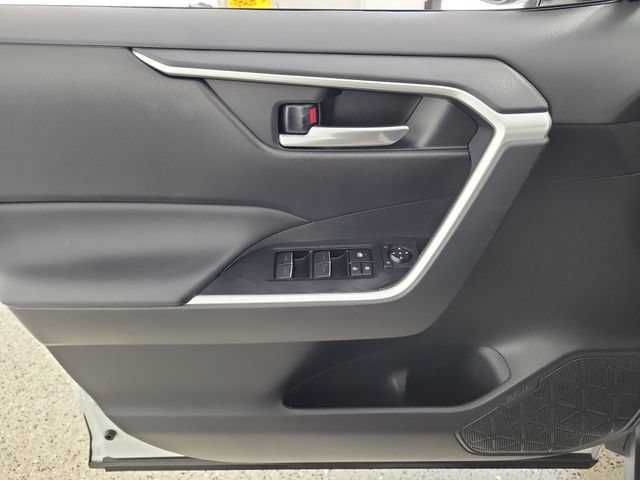 Used 2025 Toyota RAV4 XLE FWD image 21