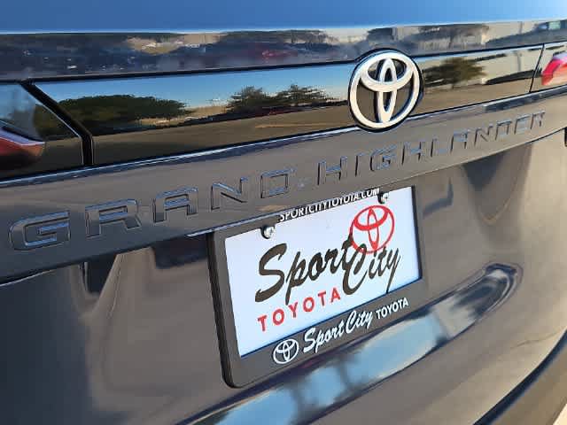 Used 2025 Toyota Grand Highlander AWD image 11