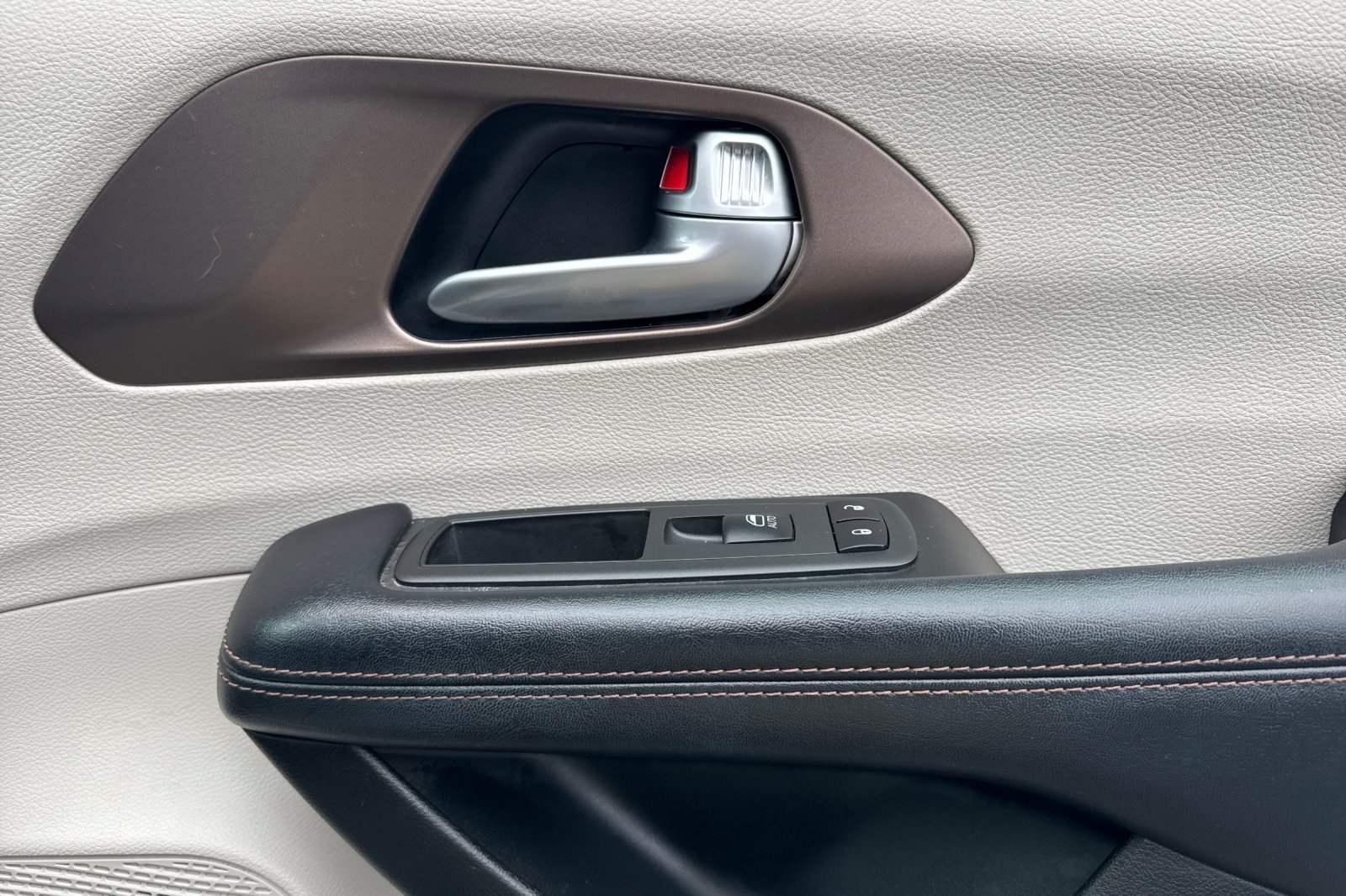 Used 2018 Chrysler Pacifica Touring-L FWD image 11