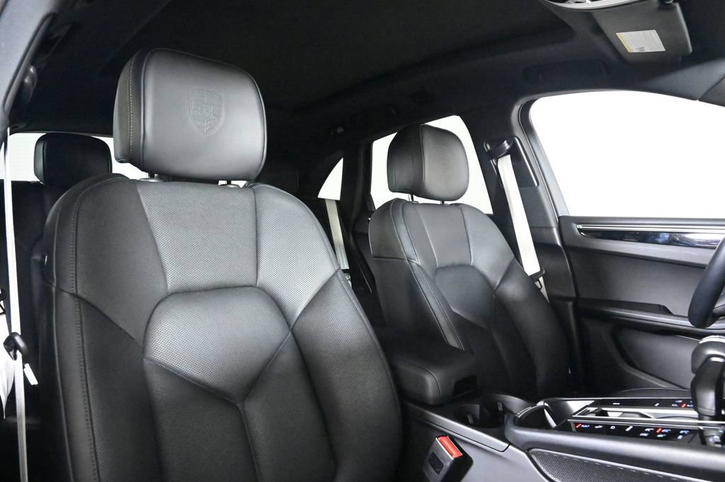 Certified 2023 Porsche Macan AWD/4WD image 18