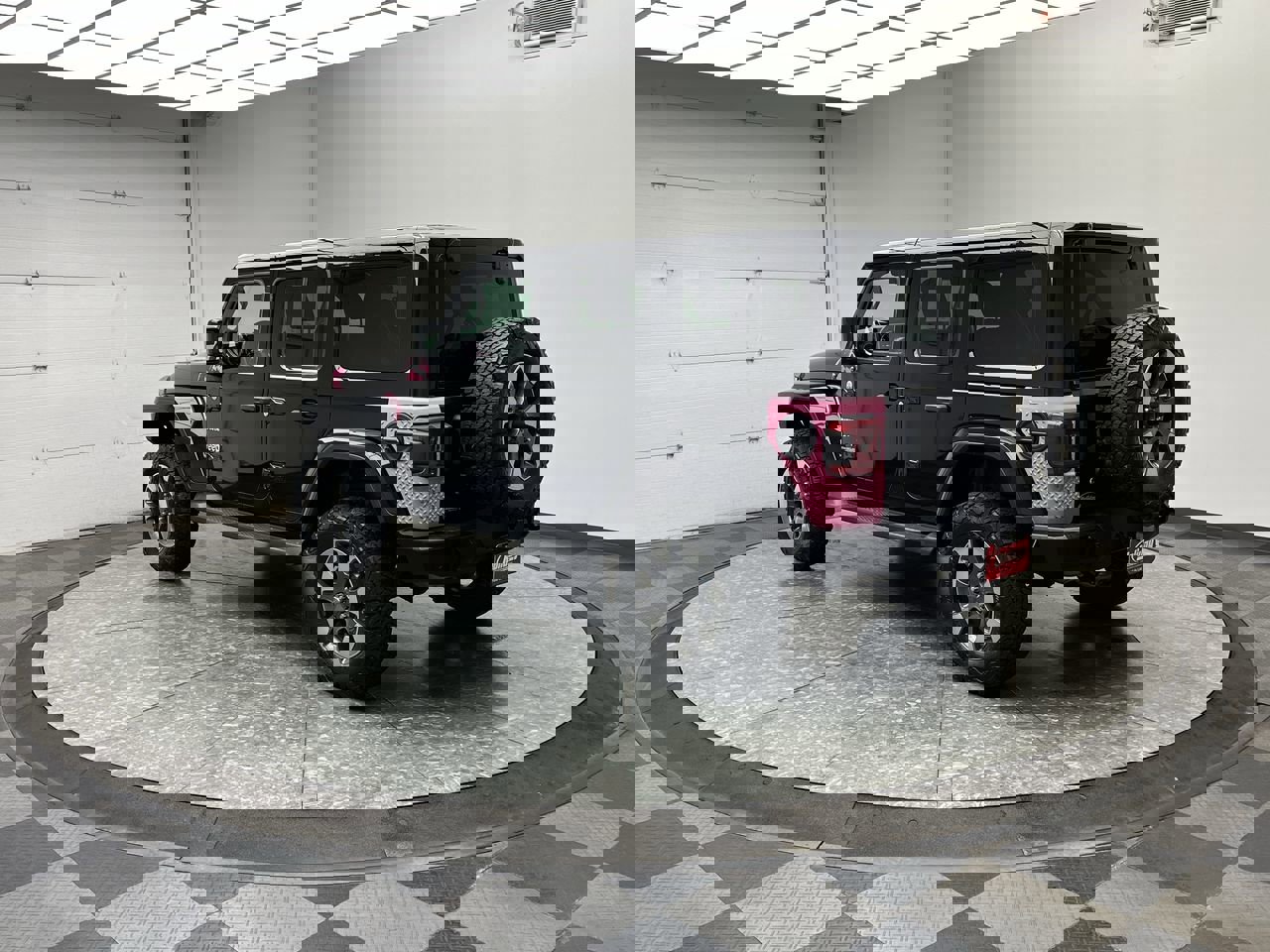 Used 2018 Jeep Wrangler Unlimited Sahara image 2