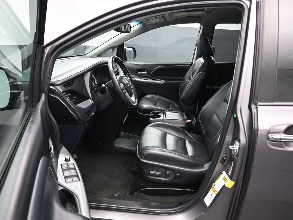 Used 2017 Toyota Sienna SE w/ SE Preferred Package image 11