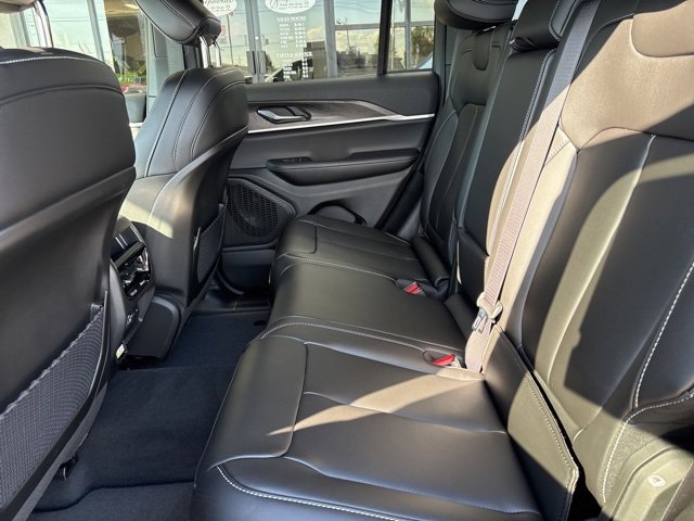 New 2025 Jeep Grand Cherokee Limited w/ Black Appearance Package image 17
