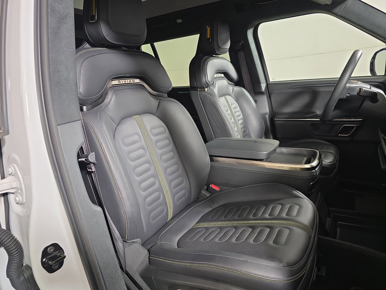 Used 2024 Rivian R1S Adventure AWD/4WD image 24