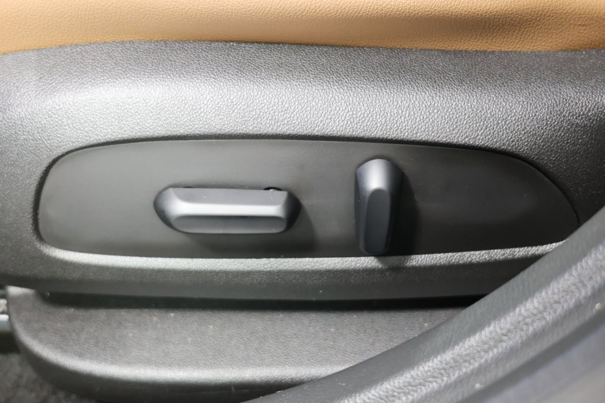 Used 2019 Chevrolet Cruze Premier w/ Sun And Sound Package FWD image 24