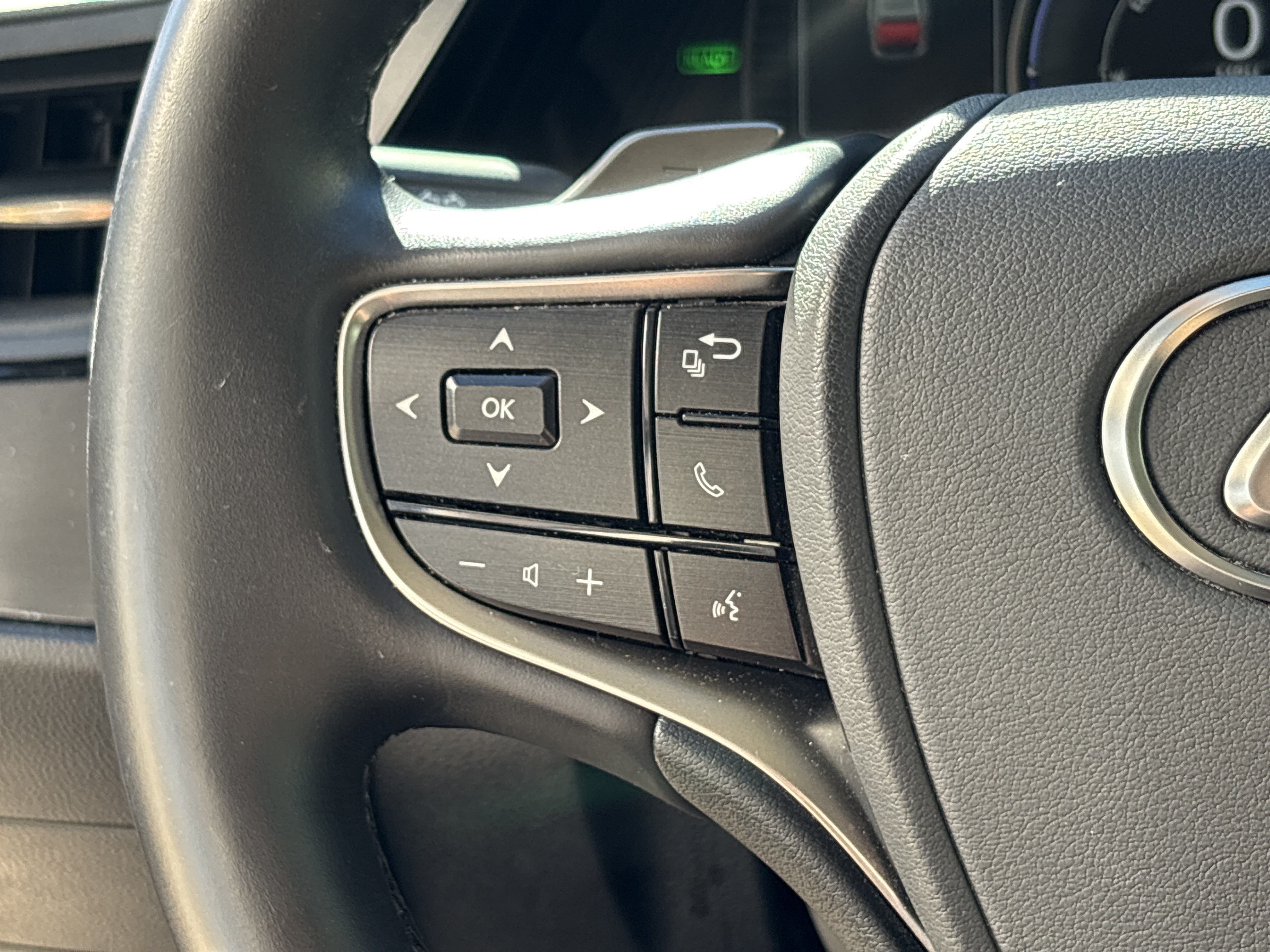 Used 2025 Lexus ES 300h w/ Premium Package FWD image 19