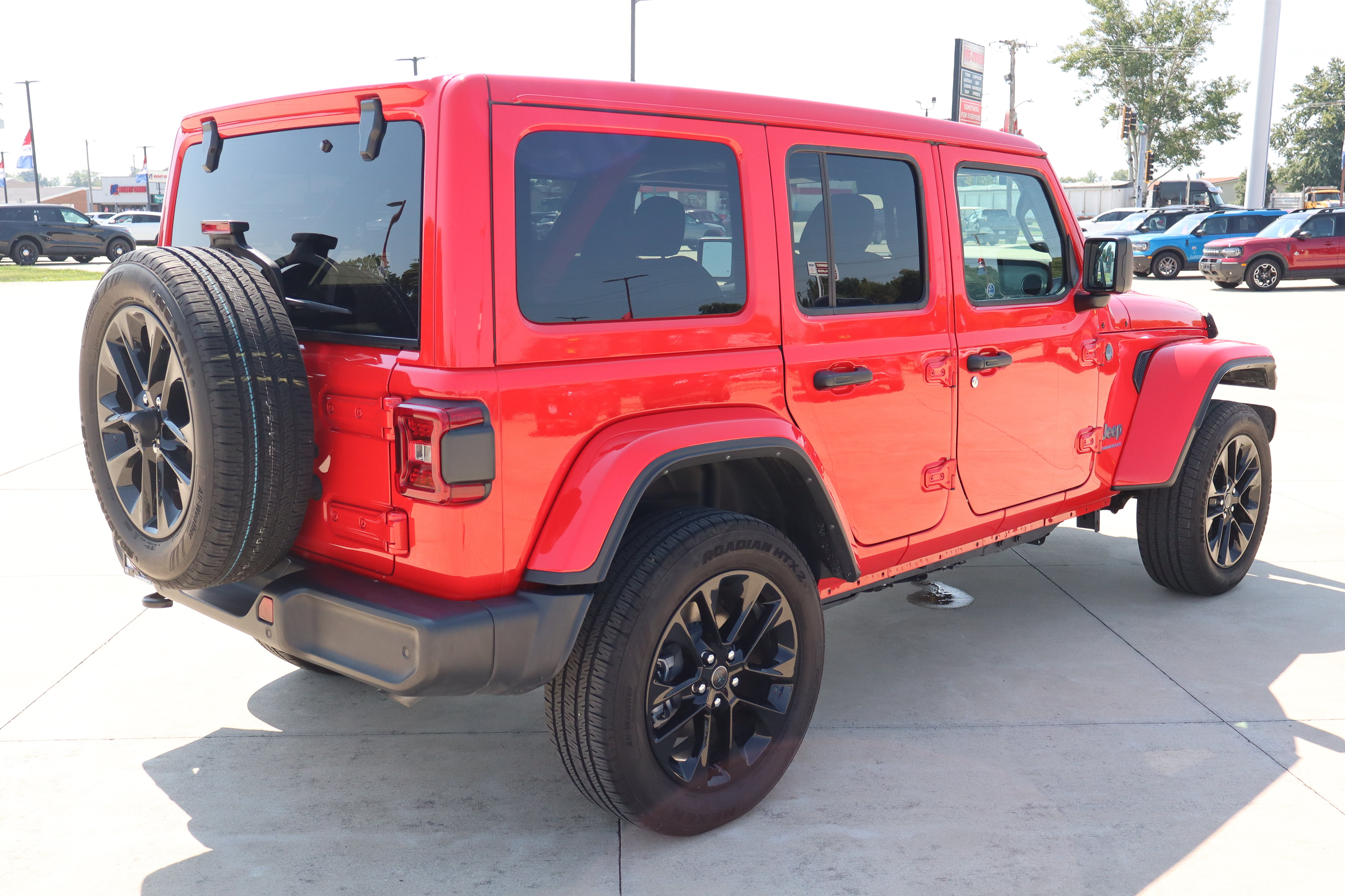 Used 2025 Jeep Wrangler Unlimited Sahara w/ Safety Group AWD/4WD image 5