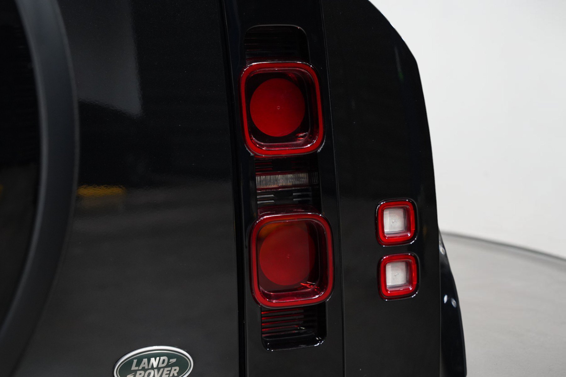 Used 2023 Land Rover Defender 110 X-Dynamic SE AWD/4WD image 11