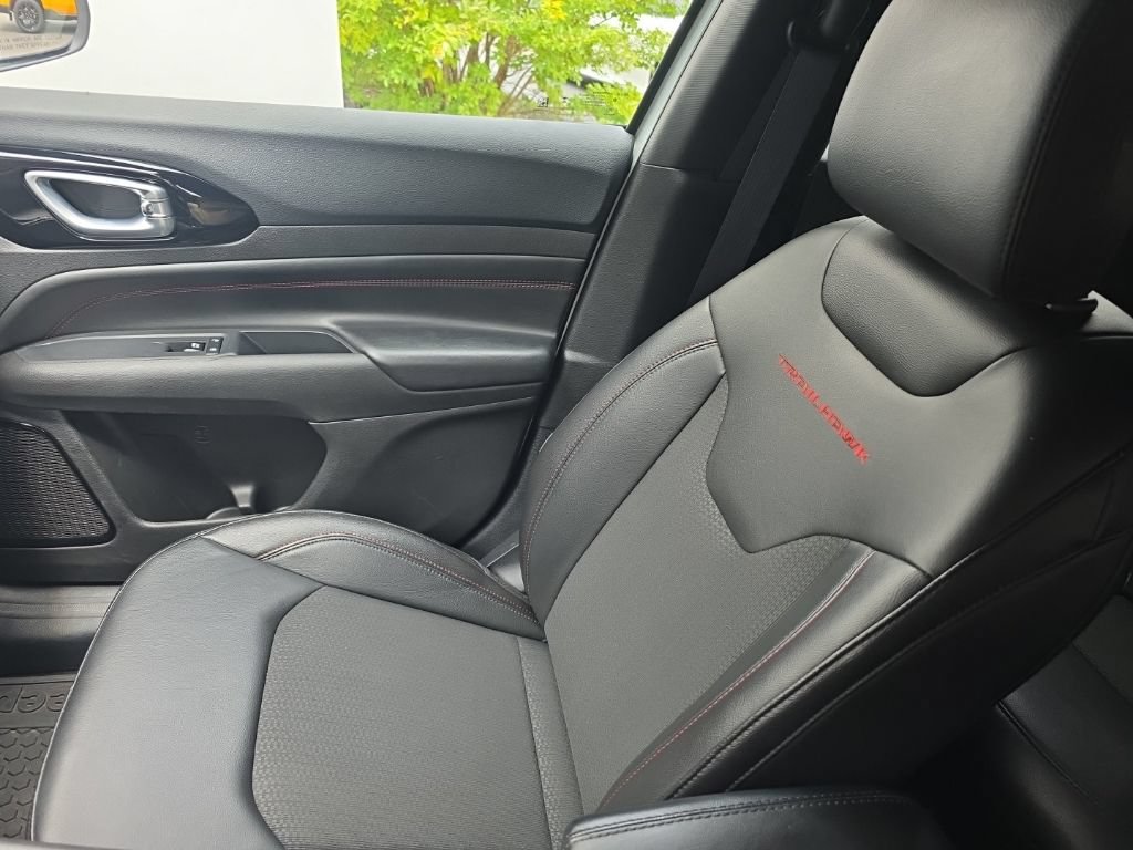 Used 2025 Jeep Compass Trailhawk AWD/4WD image 28