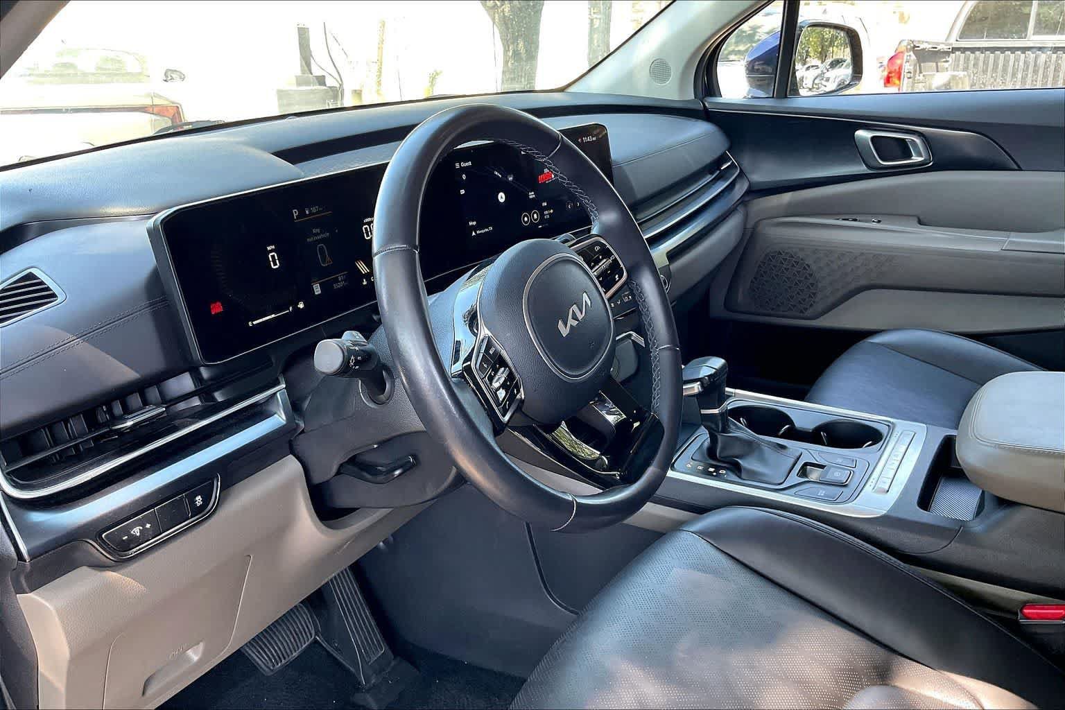 Certified 2025 Kia Carnival FWD image 2