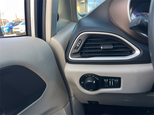 Used 2022 Chrysler Voyager LX image 18