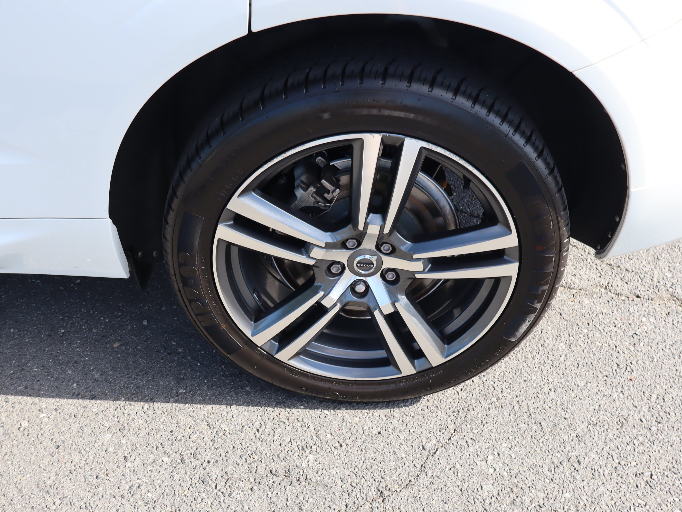 Used 2018 Volvo XC60 T6 Momentum w/ Vision Package AWD/4WD image 40