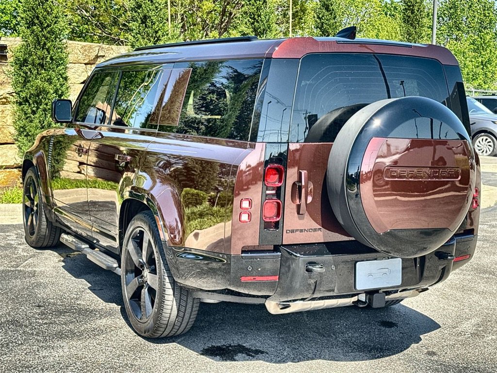 Used 2025 Land Rover Defender 130 X-Dynamic SE image 3