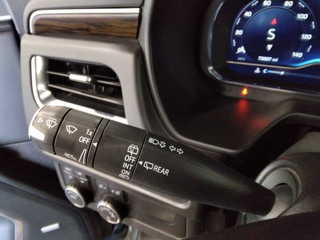 Used 2023 Chevrolet Suburban Premier image 17