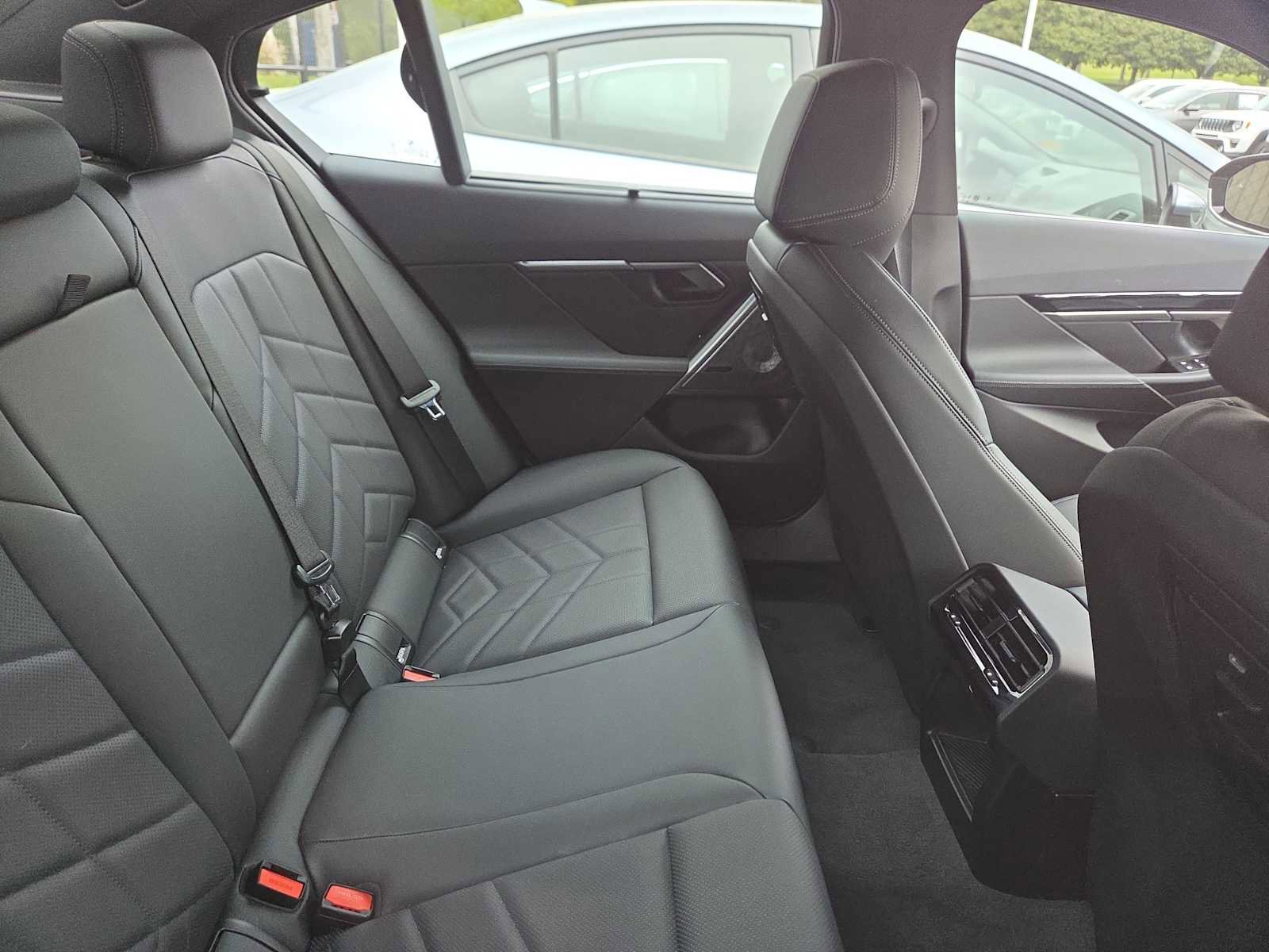 Used 2024 BMW i5 eDrive40i w/ Executive Package image 12