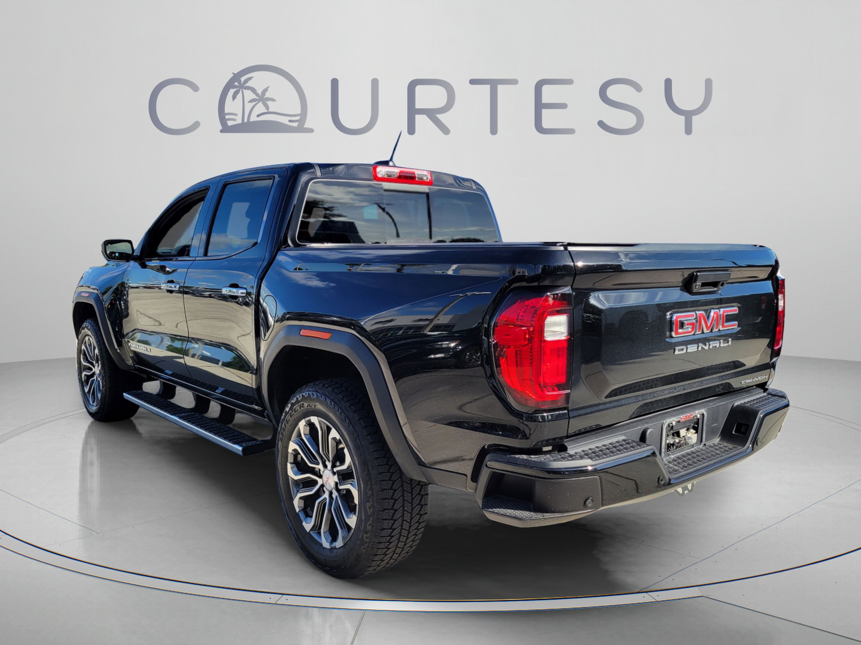 Used 2024 GMC Canyon Denali AWD/4WD image 2
