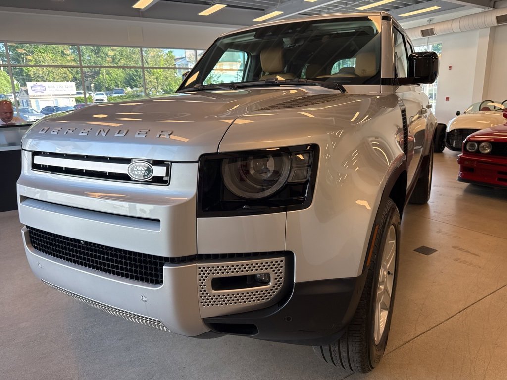Used 2023 Land Rover Defender 110 SE image 5