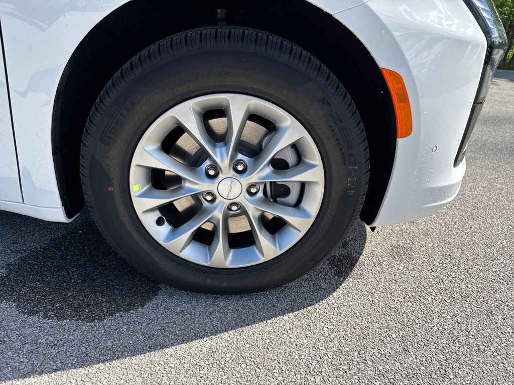 New 2027 Chrysler Pacifica Select AWD/4WD image 11