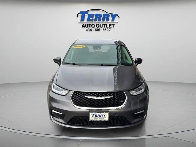 Used 2023 Chrysler Pacifica Touring-L image 3