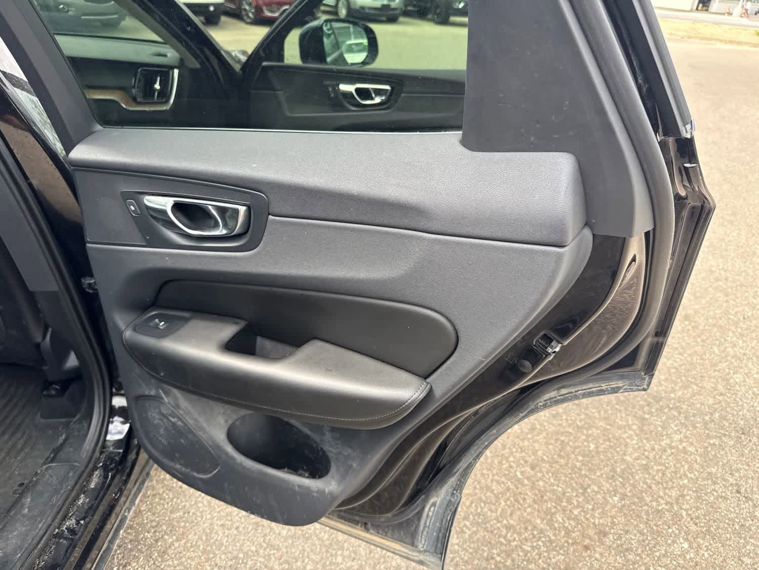 Used 2019 Volvo XC60 T6 Momentum w/ Premium Package AWD/4WD image 25