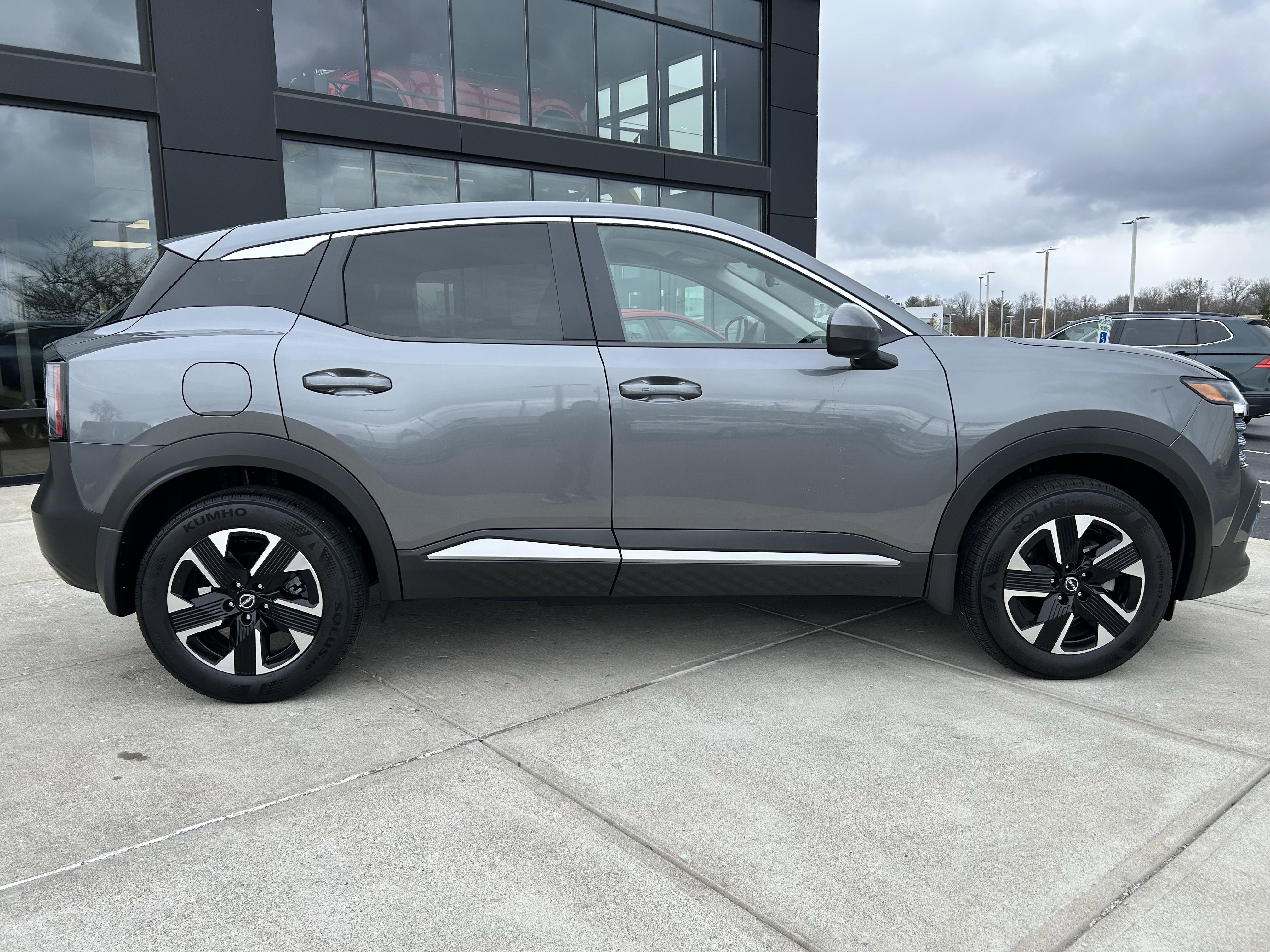 Used 2025 Nissan Kicks SV w/ Charging Package image 8