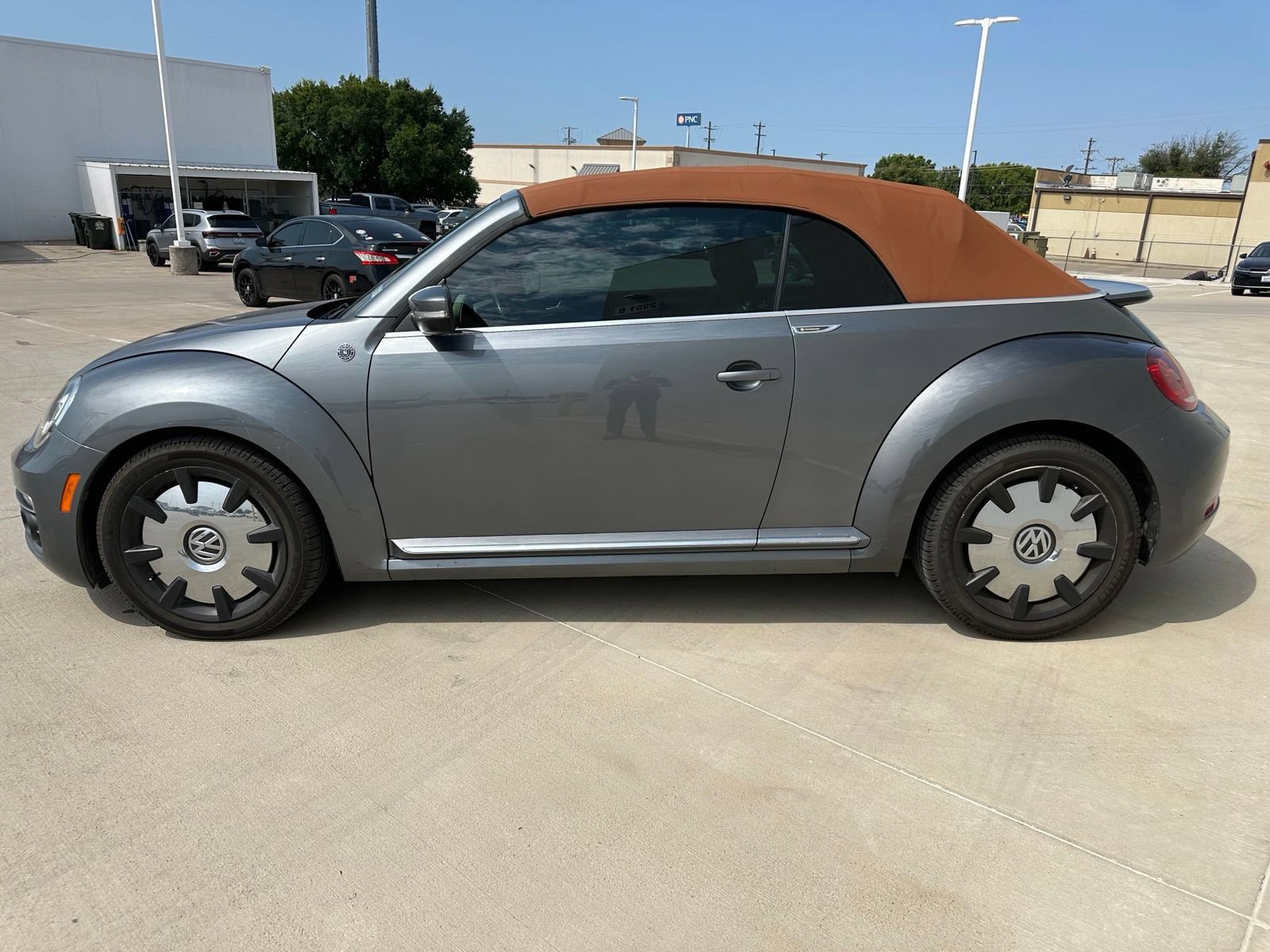 Used 2019 Volkswagen Beetle 2.0T Final Edition SEL FWD image 4