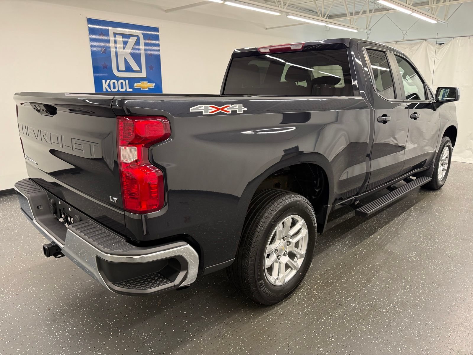 Used 2023 Chevrolet Silverado 1500 LT AWD/4WD image 2