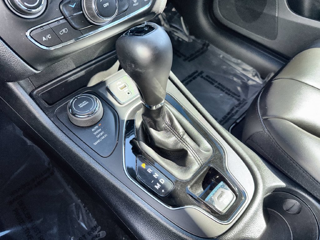Used 2021 Jeep Cherokee Latitude Plus AWD/4WD image 23