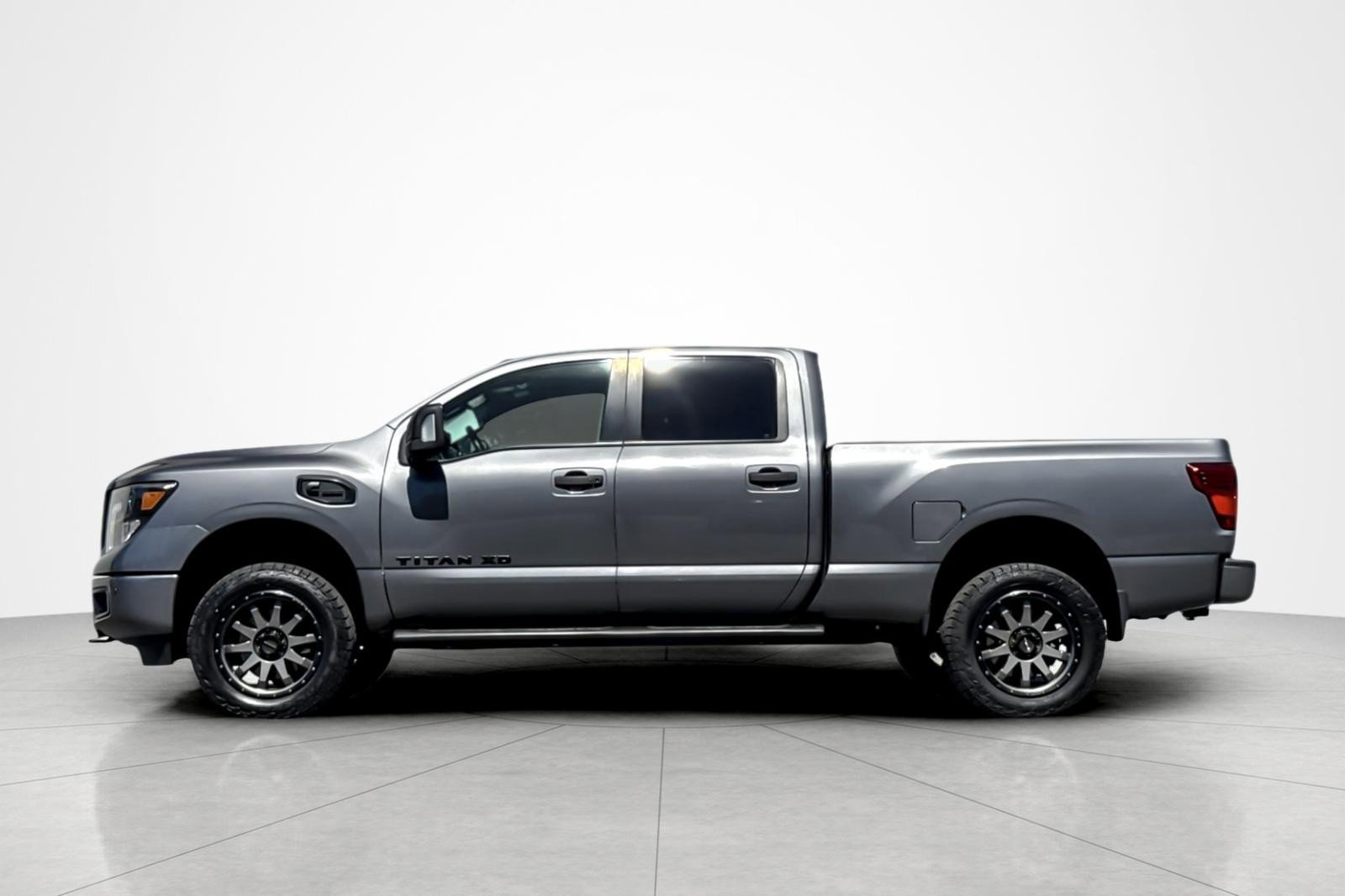 Used 2019 Nissan Titan SV w/ SV Convenience Package image 2