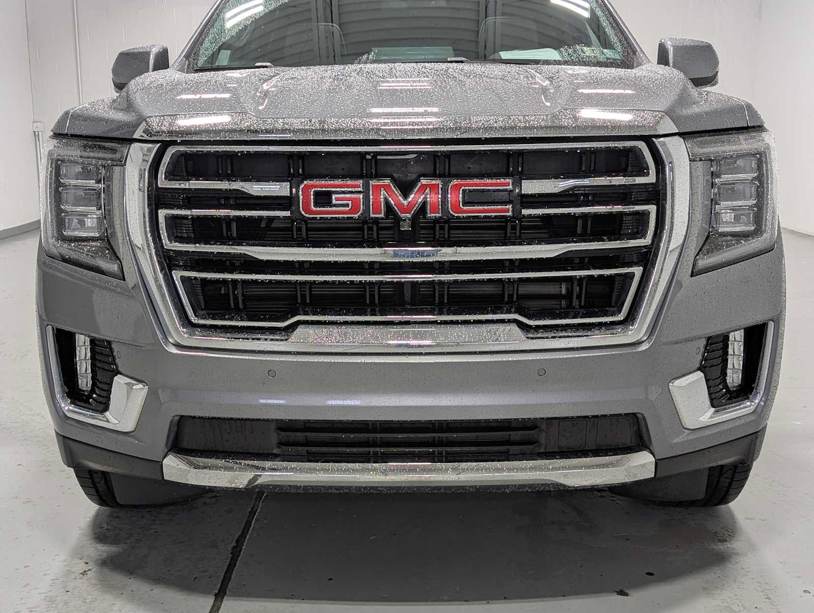Certified 2022 GMC Yukon SLT w/ SLT Premium Package AWD/4WD image 2