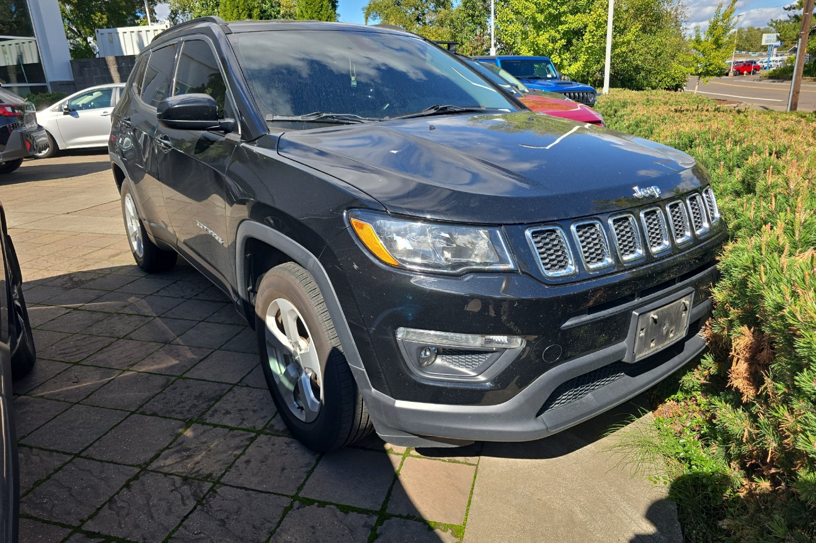Used 2018 Jeep Compass Latitude w/ Popular Equipment Group AWD/4WD image 2