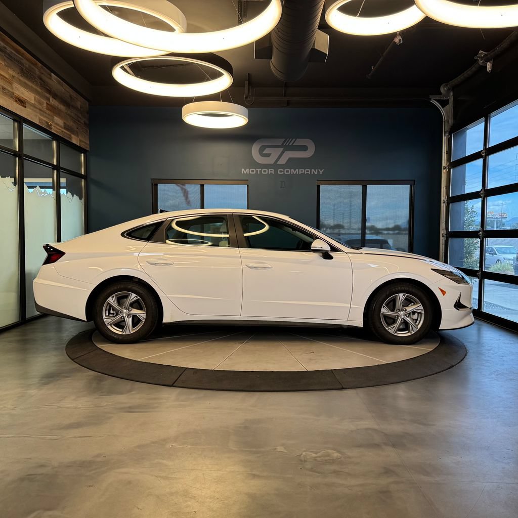 Used 2023 Hyundai Sonata SE FWD image 2