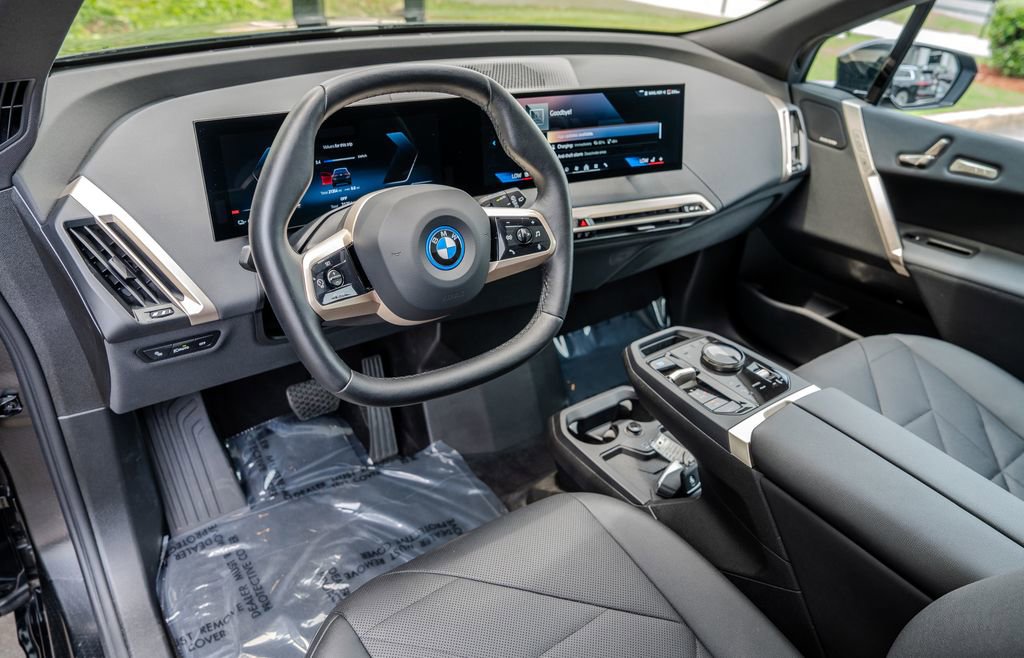 Used 2024 BMW iX xDrive50 w/ Premium Package AWD/4WD image 4