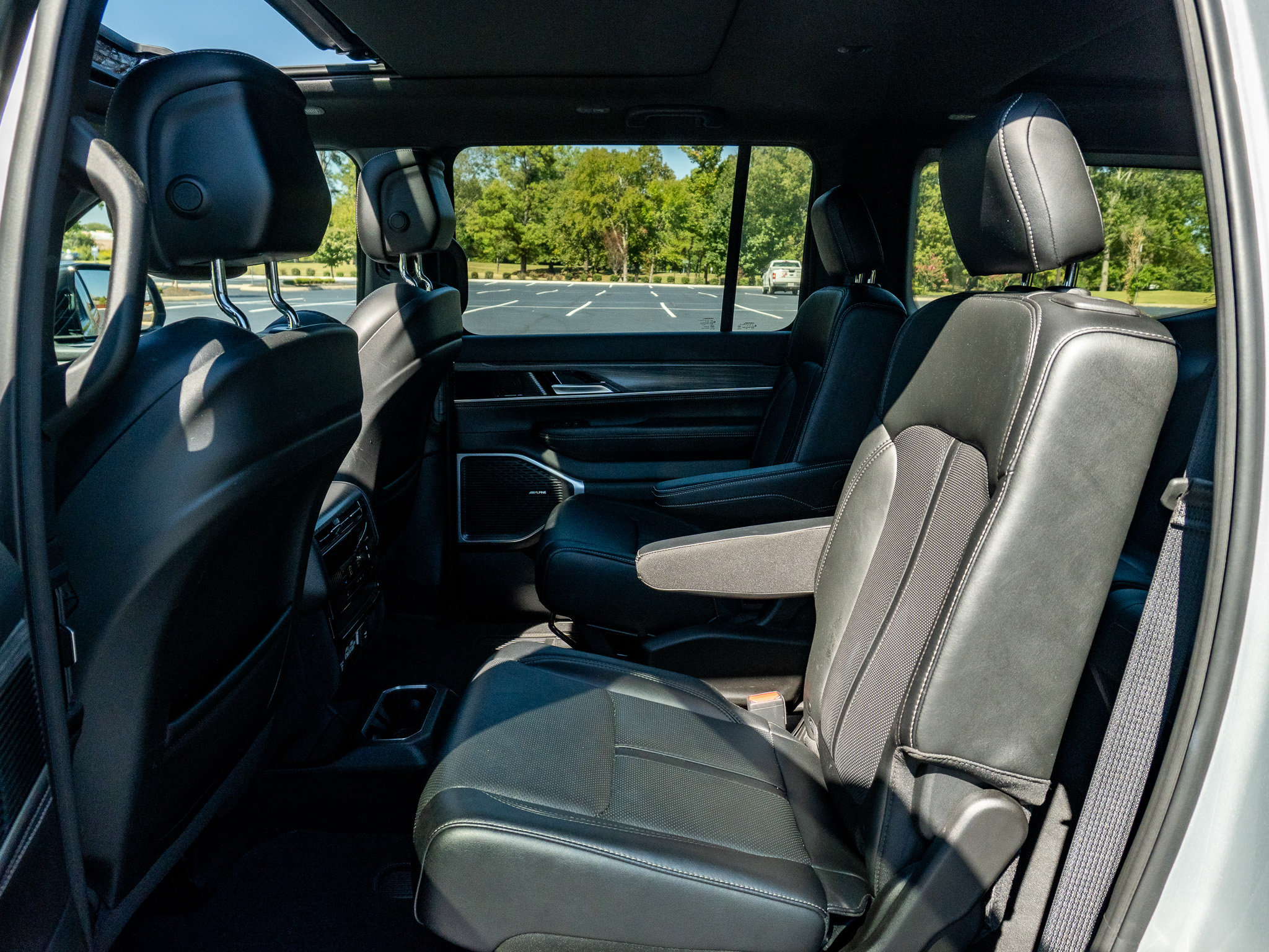 Used 2023 Jeep Wagoneer Series II w/ Premium Group I AWD/4WD image 14