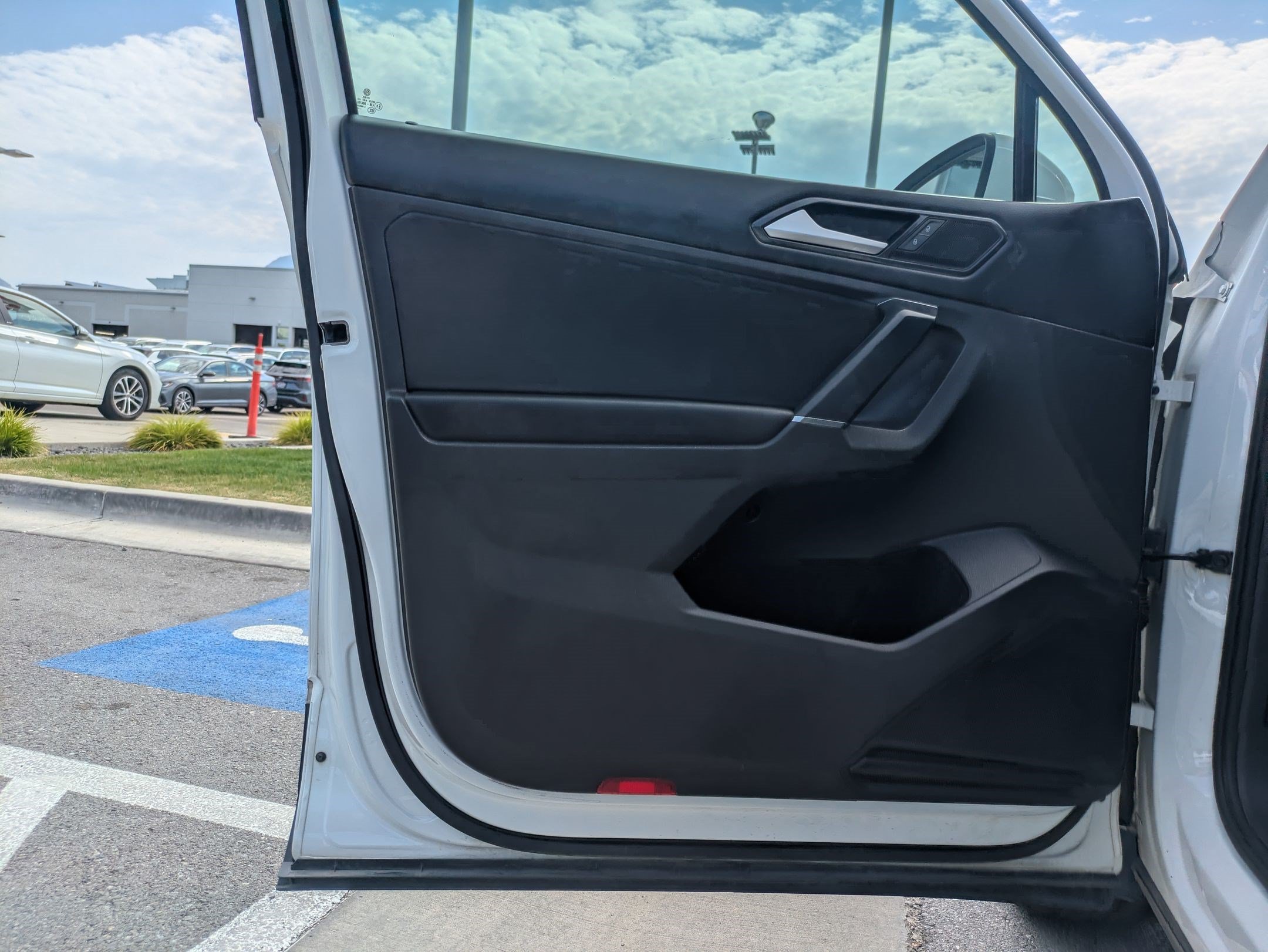 Used 2018 Volkswagen Tiguan SE w/ 3rd Row Seat Package AWD/4WD image 14