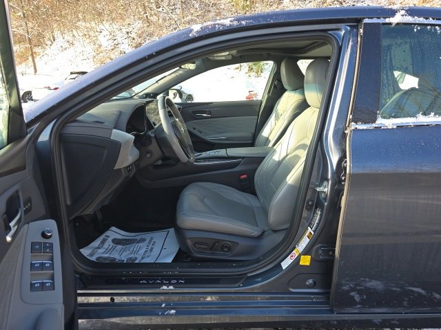 Used 2019 Toyota Avalon Limited image 11