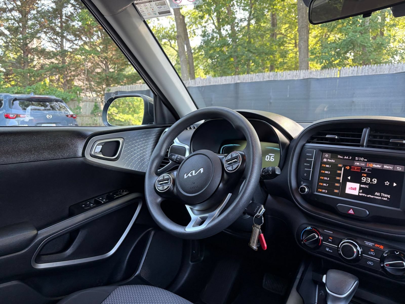 Used 2025 Kia Soul LX w/ LX Technology Package FWD image 32