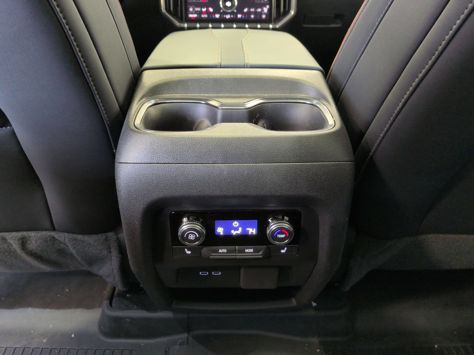 Certified 2025 GMC Acadia AT4 w/ Luxury Package AWD/4WD image 22