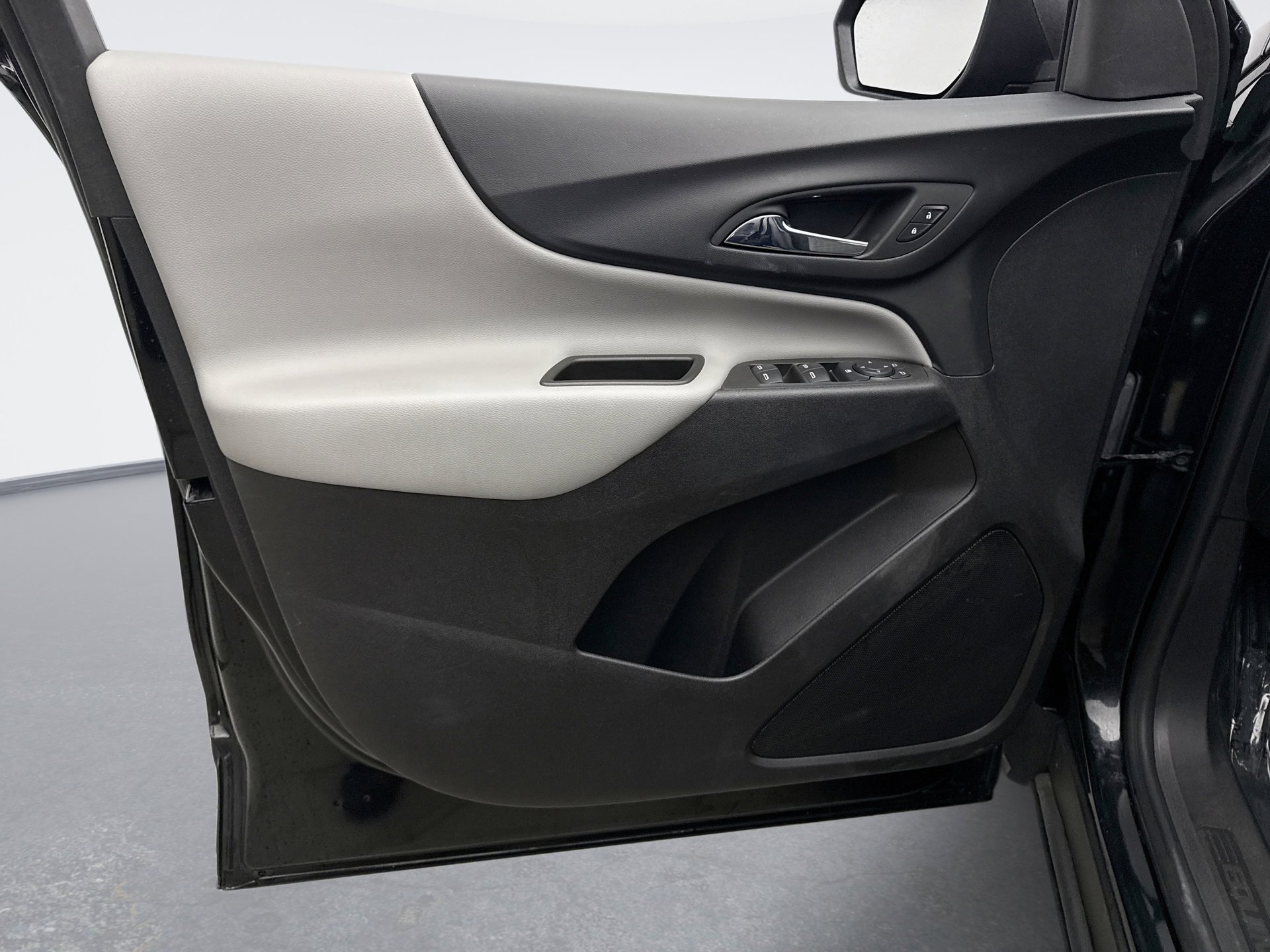 Used 2024 Chevrolet Equinox LS w/ LS Convenience Package image 9