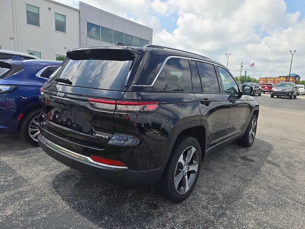 Used 2023 Jeep Grand Cherokee Limited w/ Luxury Tech Group II AWD/4WD image 3